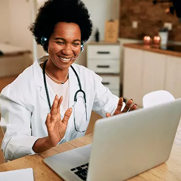 Médica faz consulta online com paciente pelo notebook