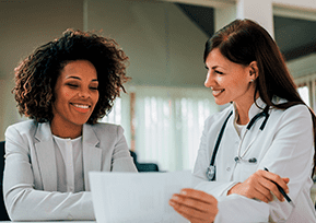 Médica e mulher de negócios analisam documentos