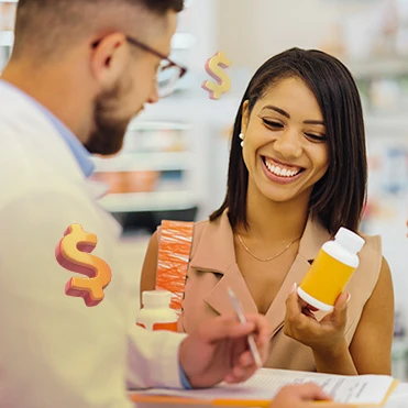 Mulher sorrindo com embalagem de medicamento na mão sendo atendida por farmacêutico