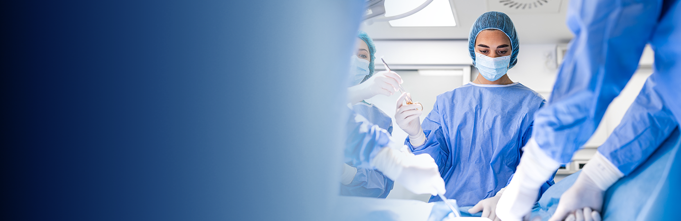 Médicos com instrumentos na mão para uma cirurgia