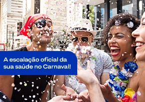 Grupo de amigos sorrindo e celebrando com confetes na cidade