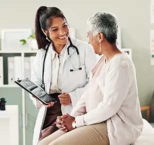 Enfermeiro com tablet na mão e paciente