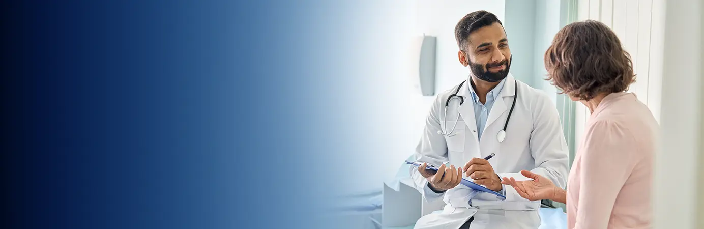 Médico conversando com paciente