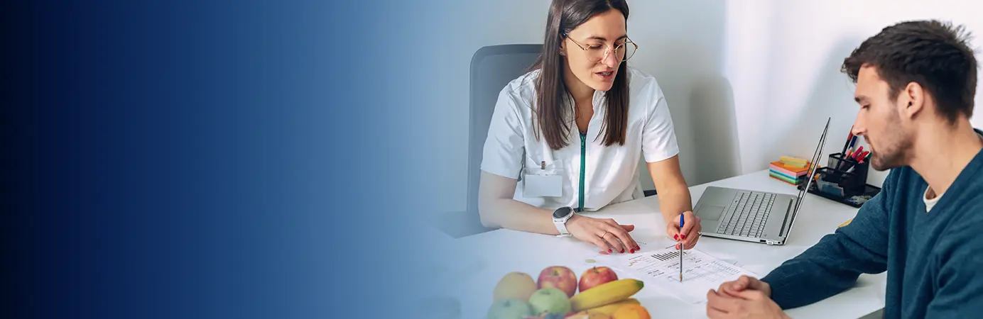 Médica orientando nutricionalmente o paciente.