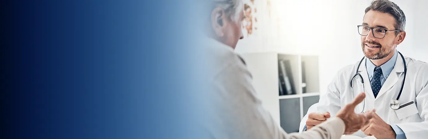 Médico conversando com paciente