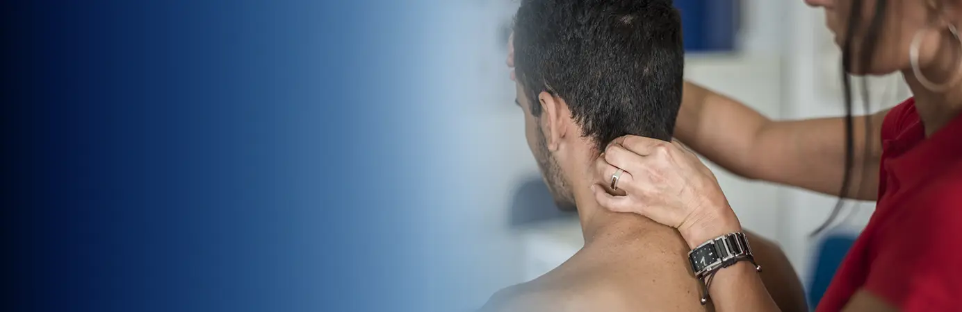 Médica com a mão no pescoço do paciente