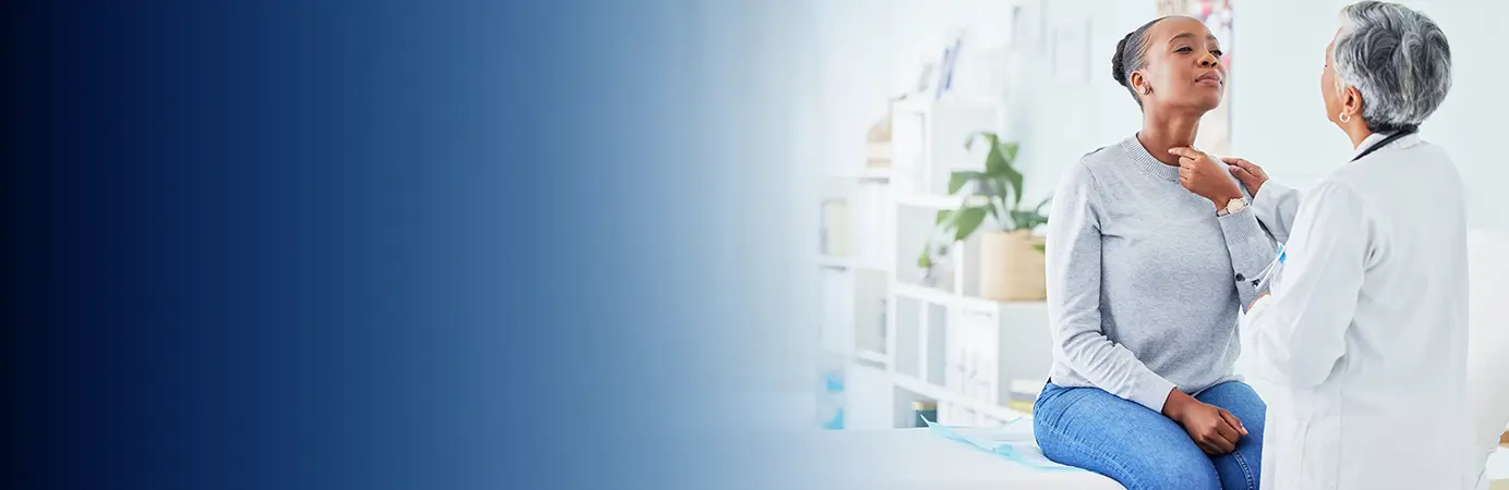 Médica com a mão no pescoço da paciente