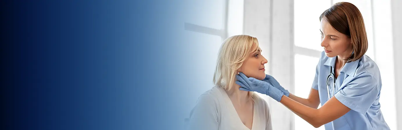 Médica com a mão no pescoço da paciente