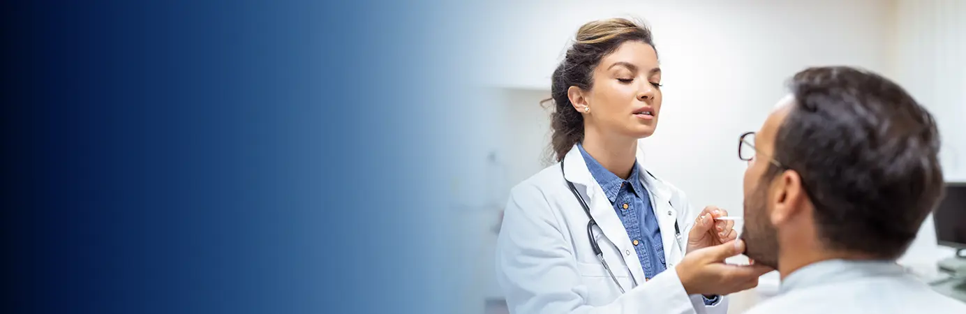 Médica com a mão na boca do paciente