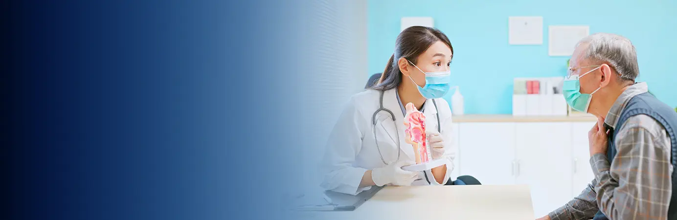 Médica conversando com paciente com protótipo de boca na mão