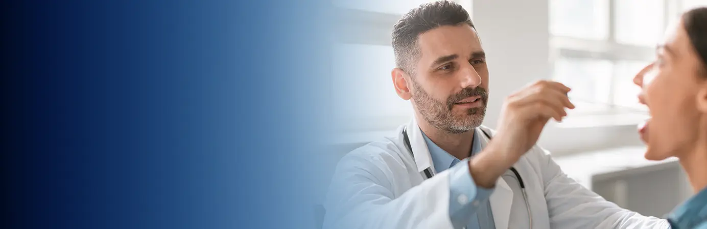 Médica conversando com paciente