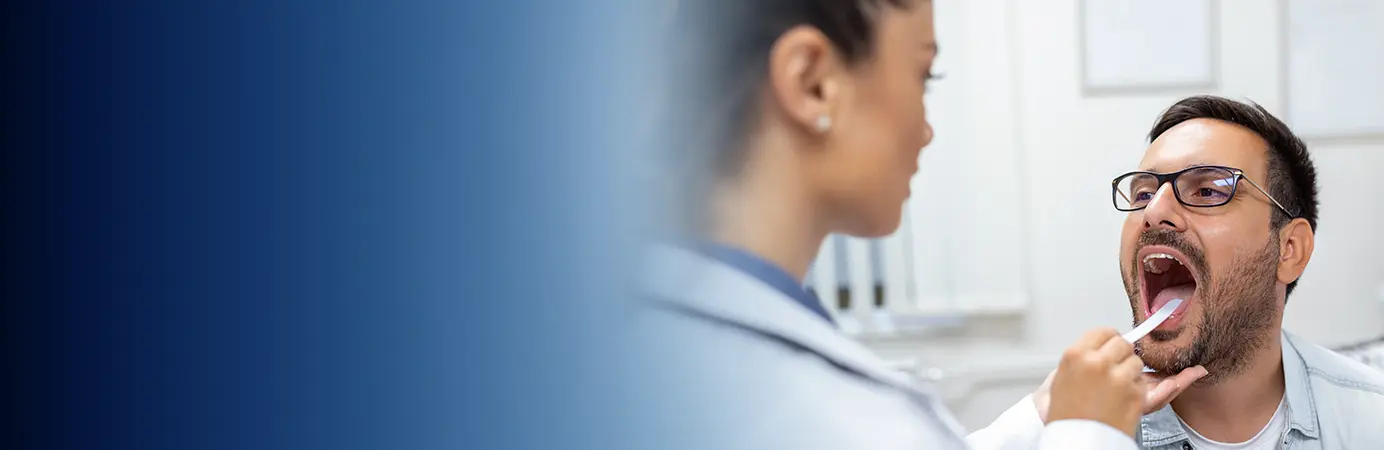 Médica conversando com paciente