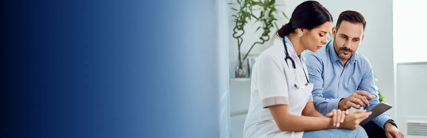 Médico conversando com rapaz