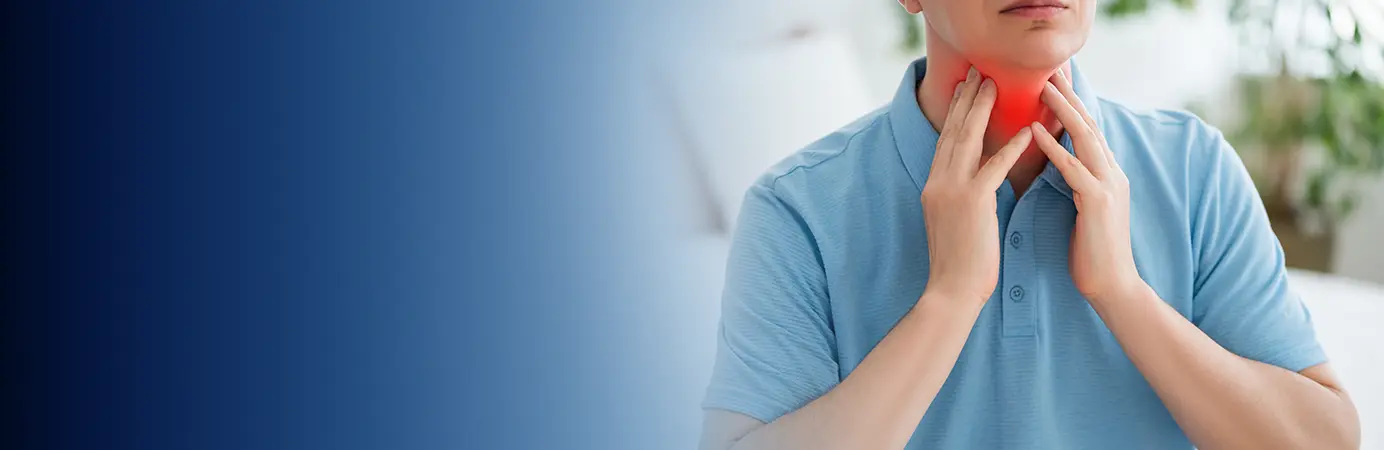 Jovem com mãos no pescoços