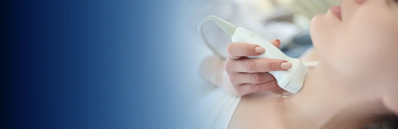 Médico com as mãos no pescoço do paciente examinando