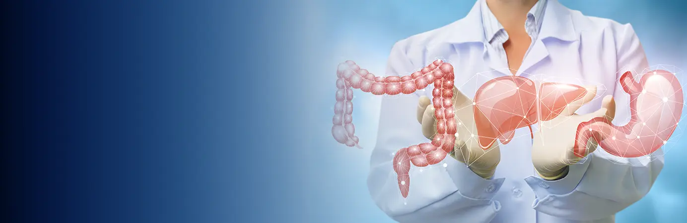 Médica segurando a imagem do intestino