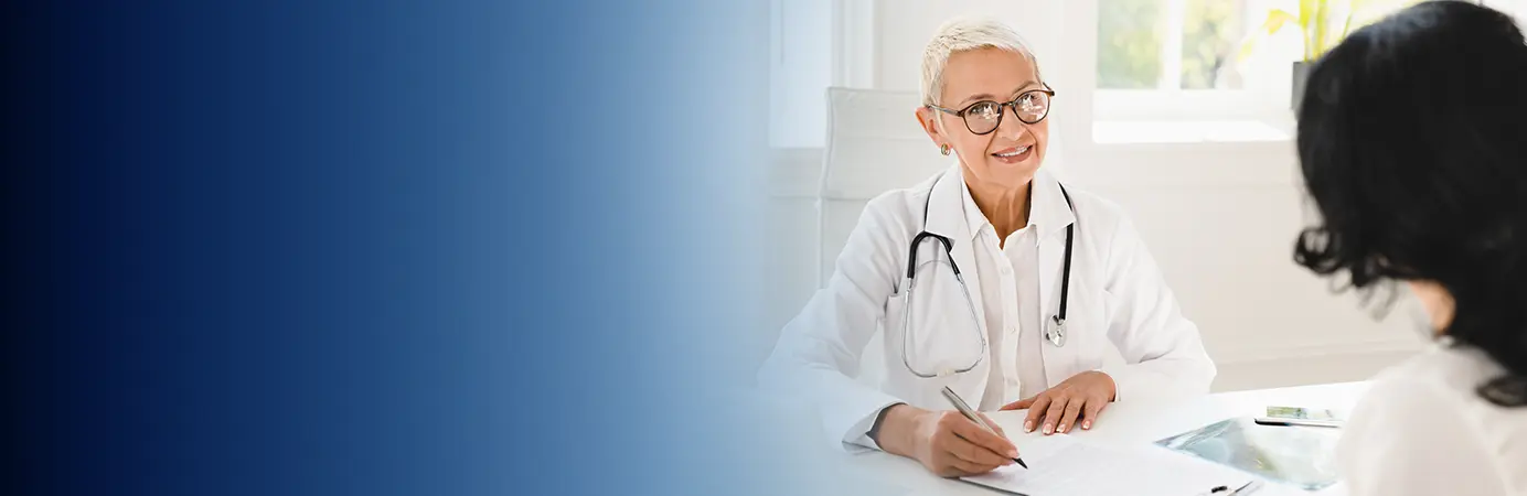 Médica conversando com a paciente