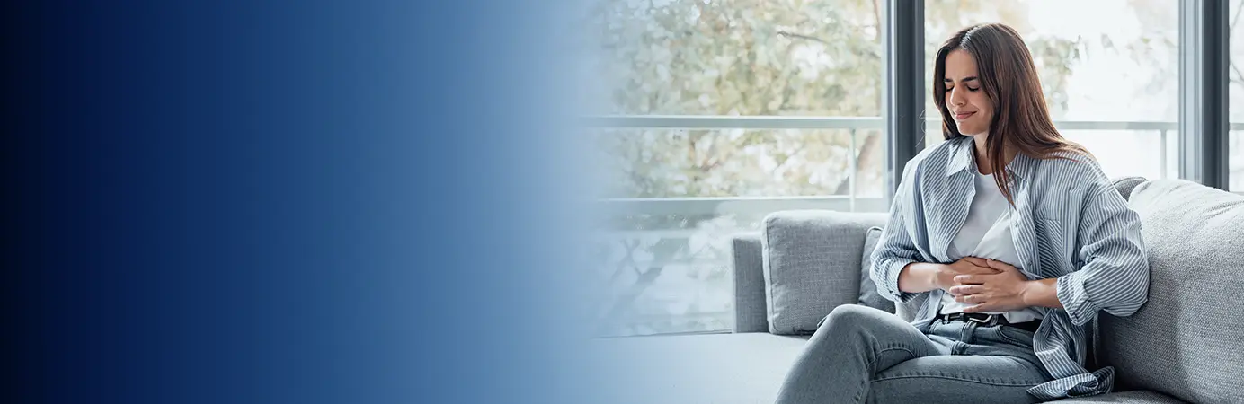 Mulher com mão na barriga