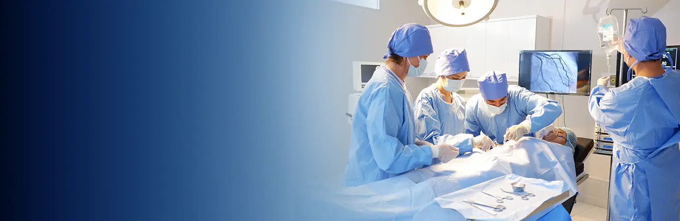 Médica em sala de cirurgias