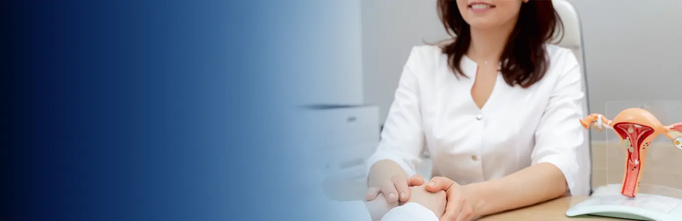 Medica conversando com paciente