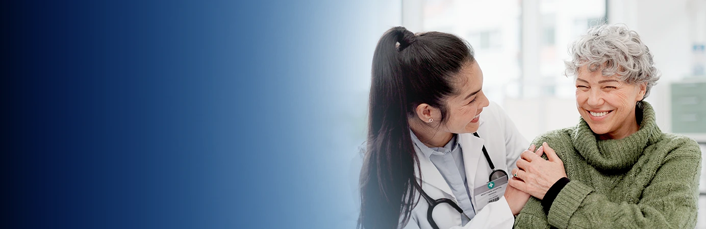 Medica e paciente sorrindo