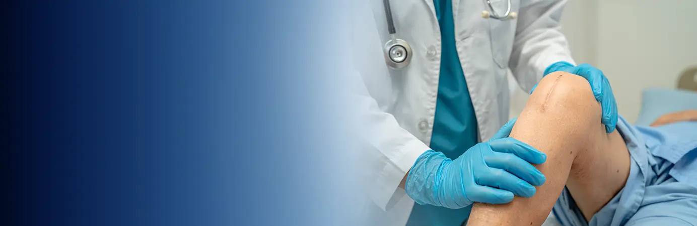 Medico fazendo fisioterapia no joelho do paciente