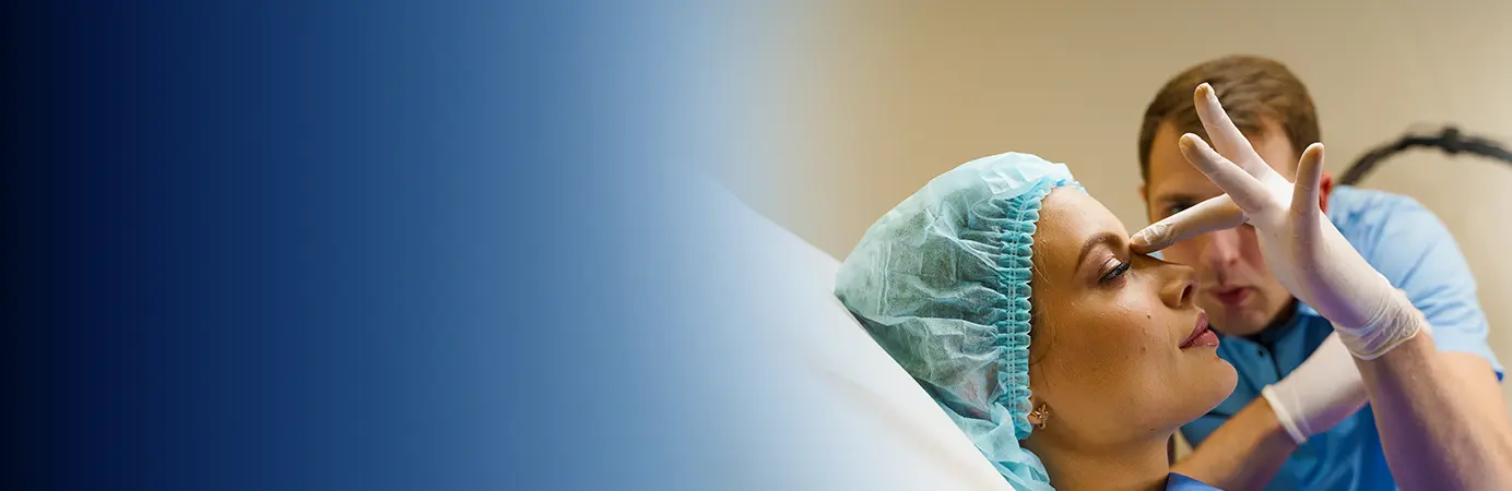 Médica avaliando nariz do paciente