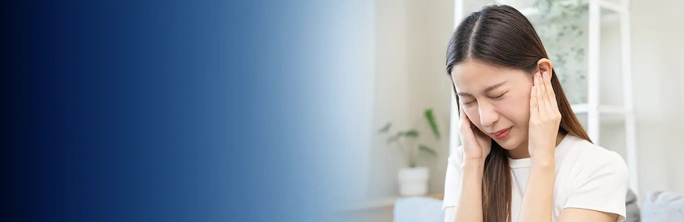 Mulher com dor no ouvido