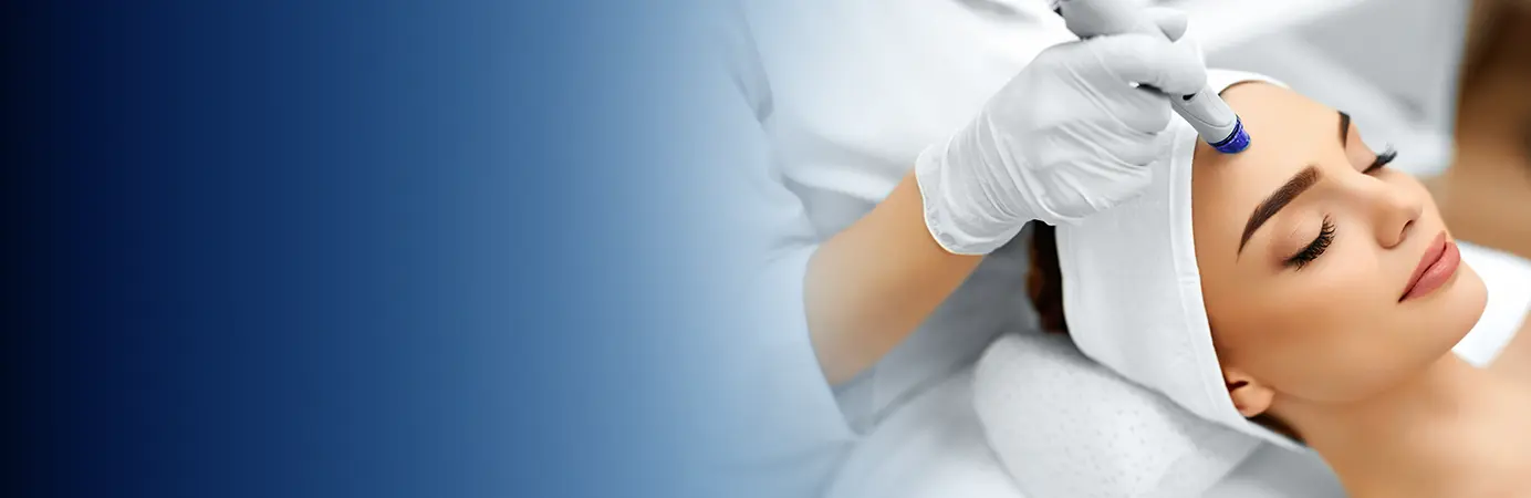 Mulher em atendimento estético