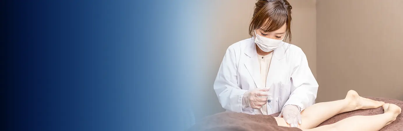 Médica com uma seringa na mão