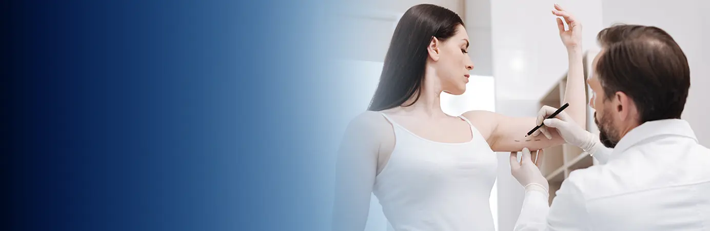 Mulher com braço levantado fazendo avaliação com médico