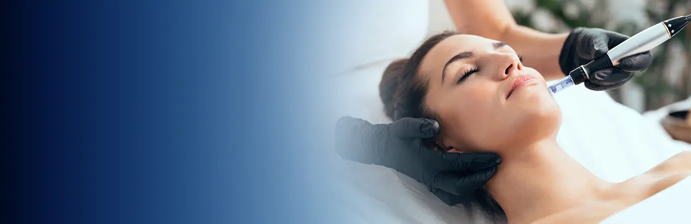 Mulher em atendimento estético