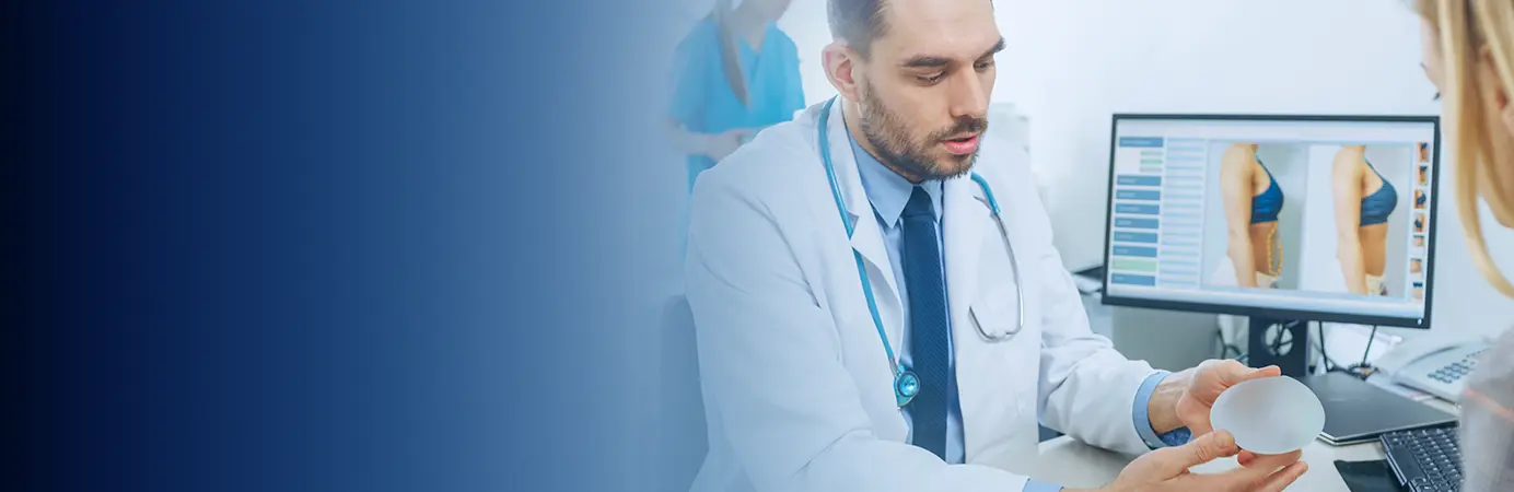 Médico mostrando uma prótese para paciente