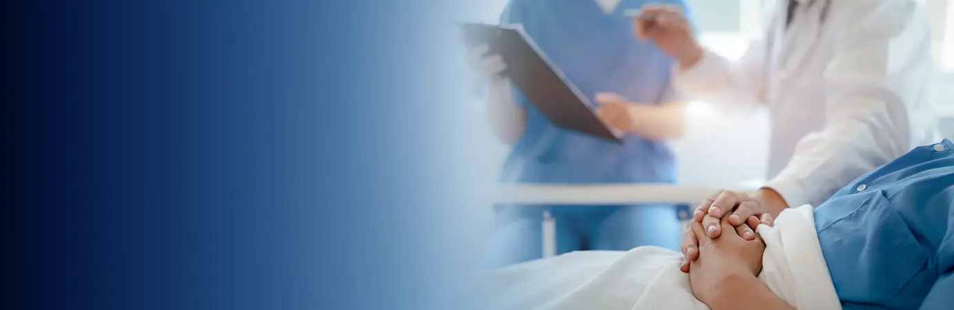 Pessoa deitada na cama e o médico ao lado