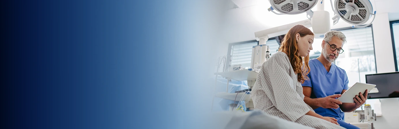 Medico mostrando prontuario para paciente