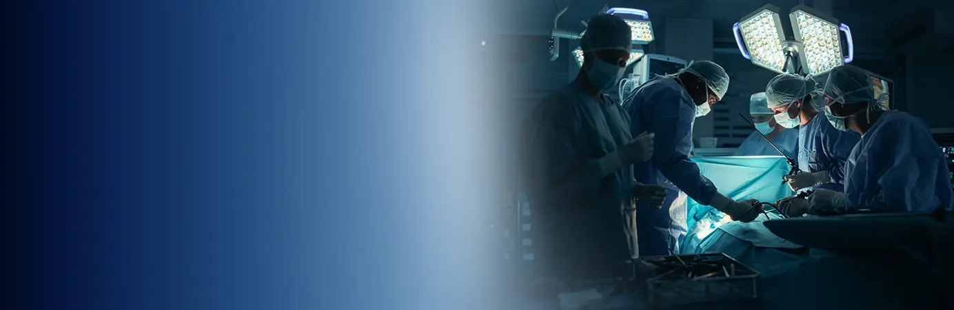 Médico com paciente na cama cirúrgica