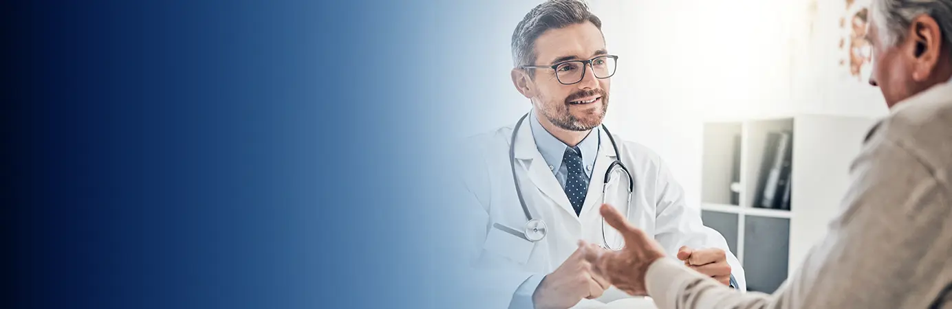 Médico conversando com paciente