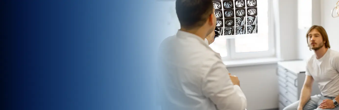 Médico conversando com paciente