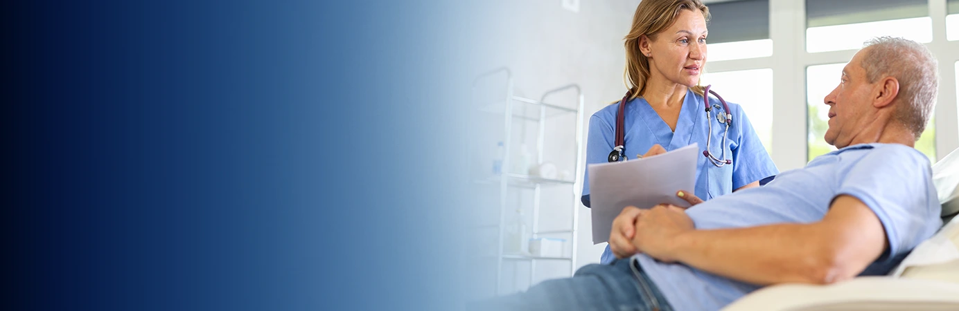 Médico conversando com paciente