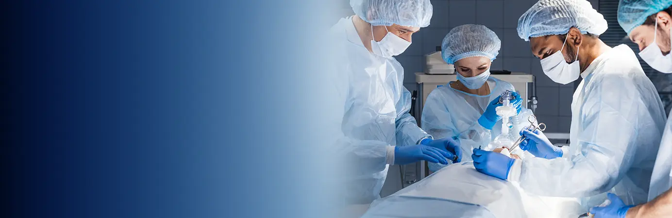 Médicos com paciente na cama cirúrgica