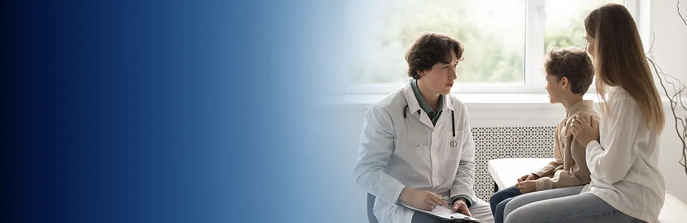 Médico conversando com pacientes