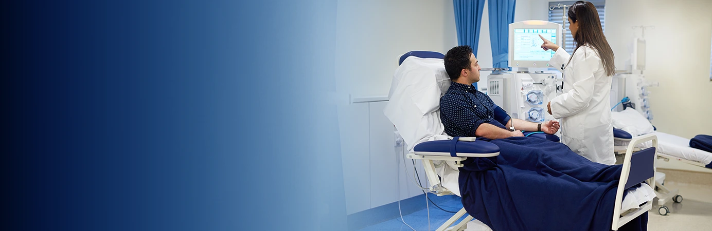 Médica conversando com paciente