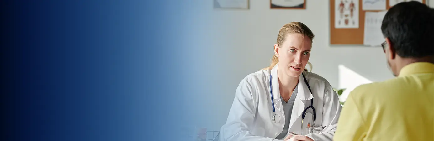 Médico conversando com paciente