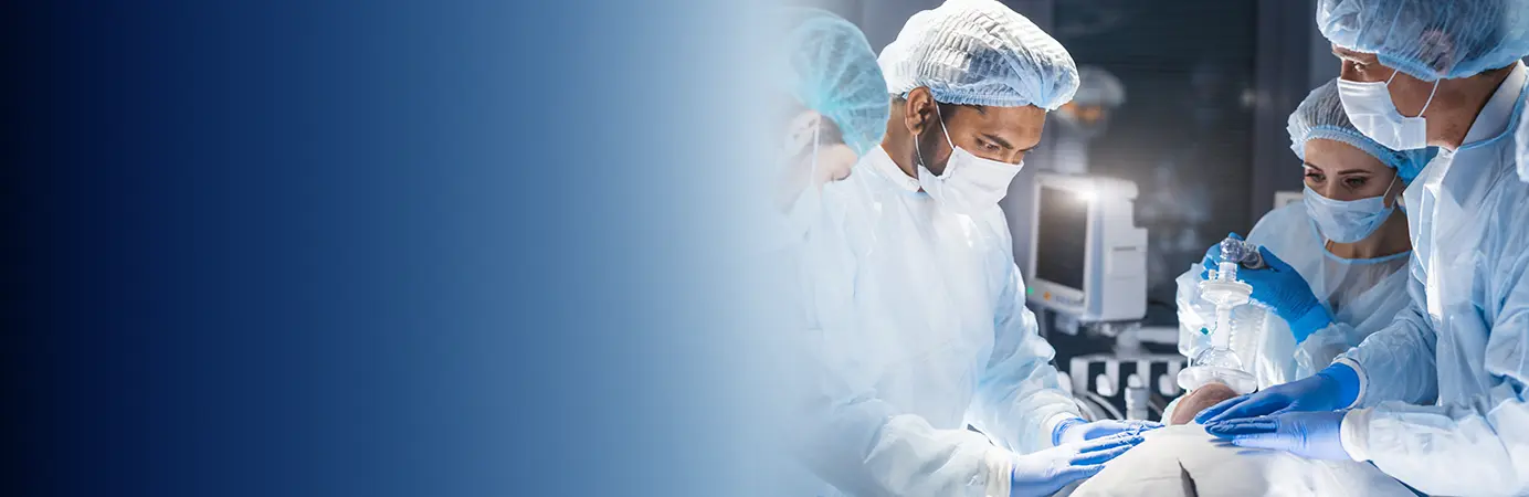 Médico analisando paciente na cama cirúrgica