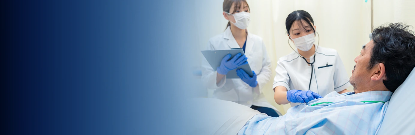 Médicas examinando paciente
