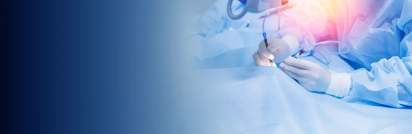 Médico com paciente na cama cirúrgica