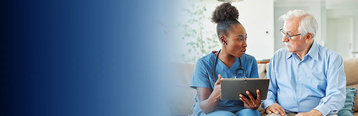 Enfermeira conversando com paciente