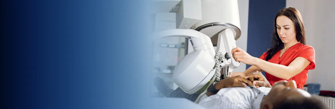 Médica com paciente fazendo exame