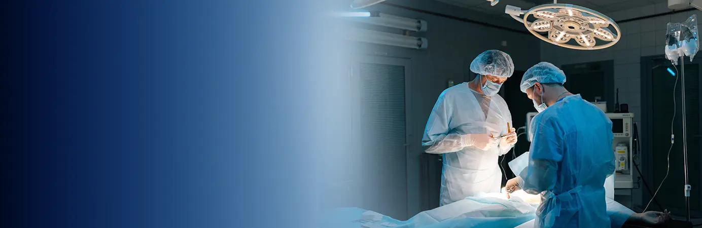 Médico em sala de cirurgia