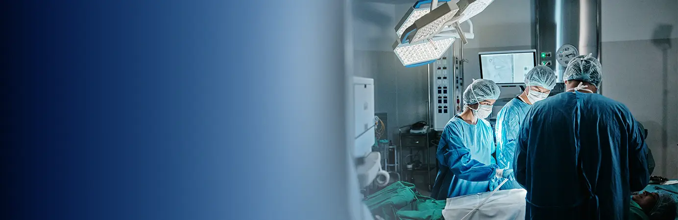 Médico em sala de cirurgia